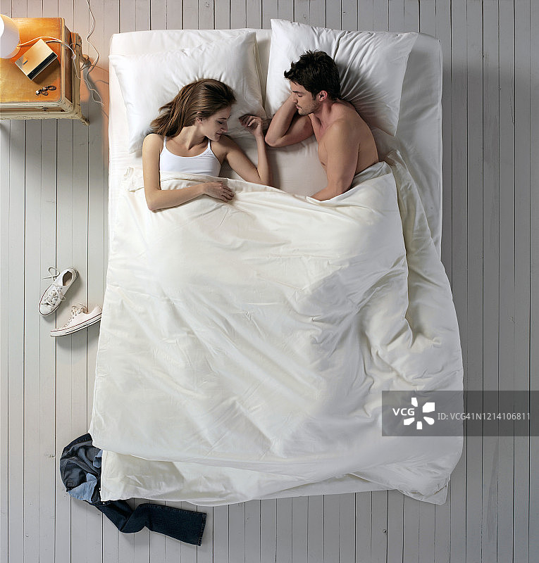 夫妻在床上图片素材