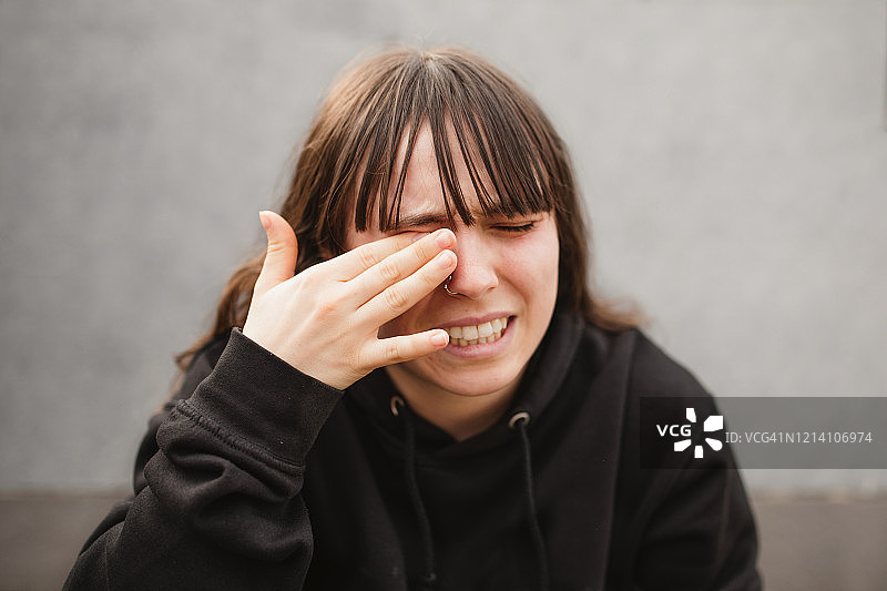 患有春季过敏症的年轻女子特写图片素材