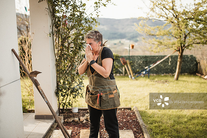 在花园里因花粉过敏而流鼻涕的女人图片素材
