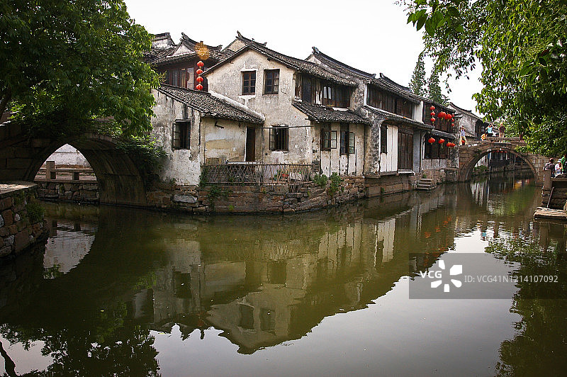 中国周庄历史名镇的运河中倒映的老房子图片素材