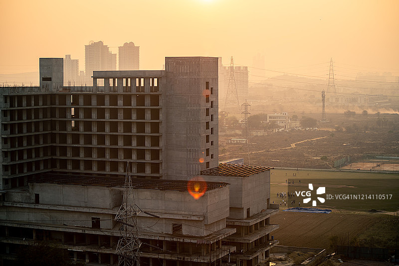 古尔冈在建建筑的金色时刻，沐浴在金色光芒中图片素材