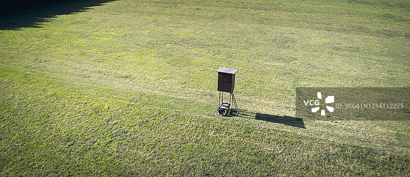 田野中狩猎伪装的鸟瞰图图片素材