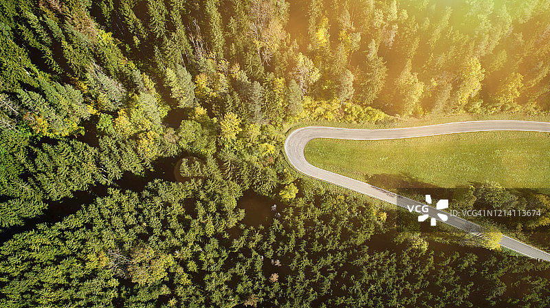 森林发卡弯航拍，阳光耀斑图片素材