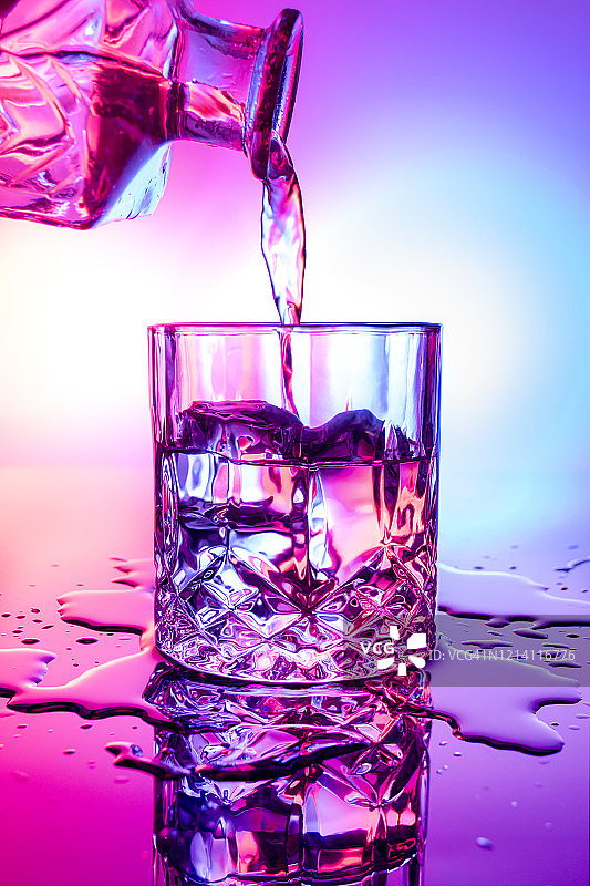 清澈的鸡尾酒倾倒图片素材