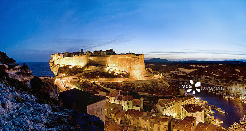 城堡、高地城镇与码头图片素材