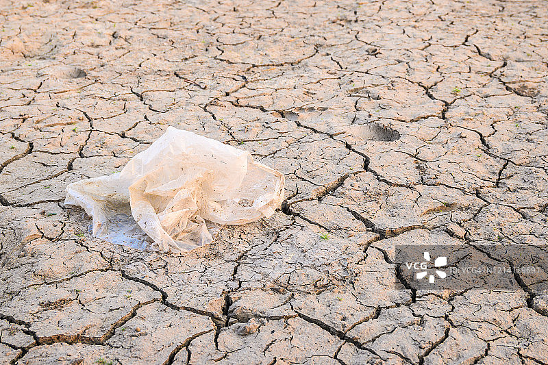 干旱地面上的塑料袋图片素材