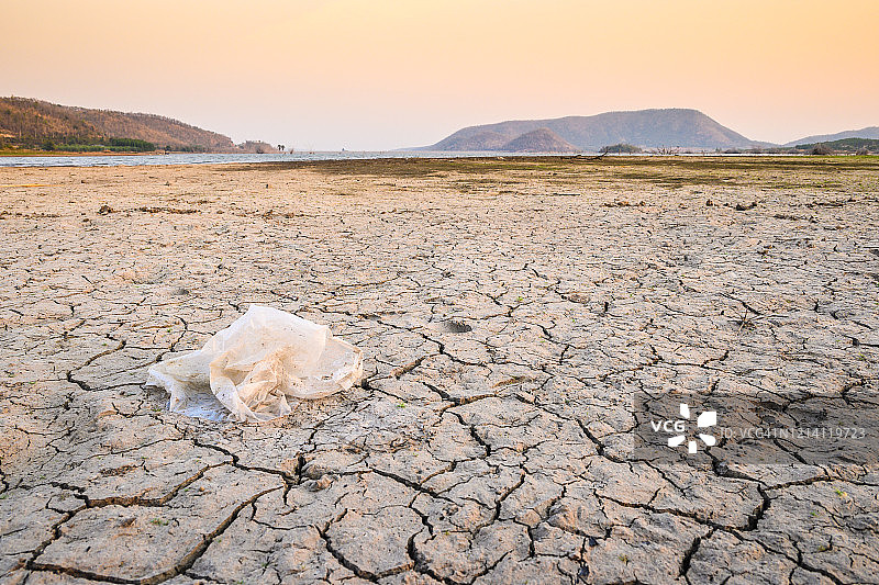 干旱地面上的塑料袋图片素材