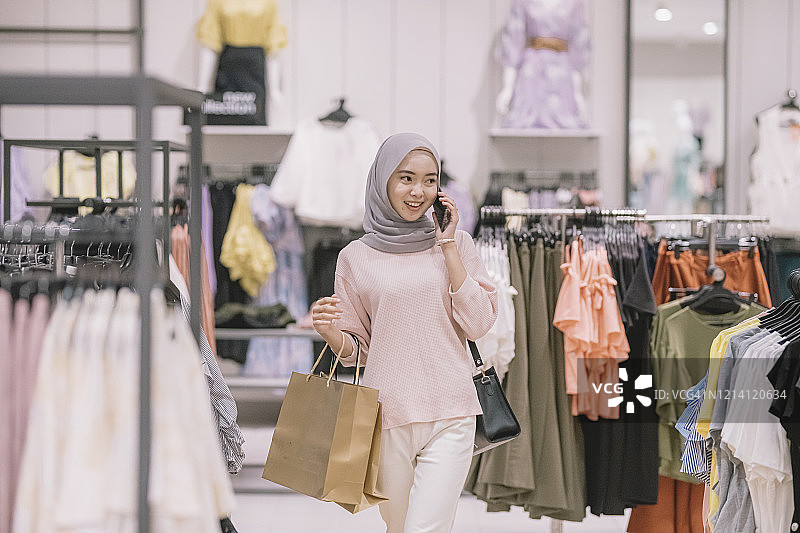斋月期间购物的亚洲马来穆斯林女性图片素材