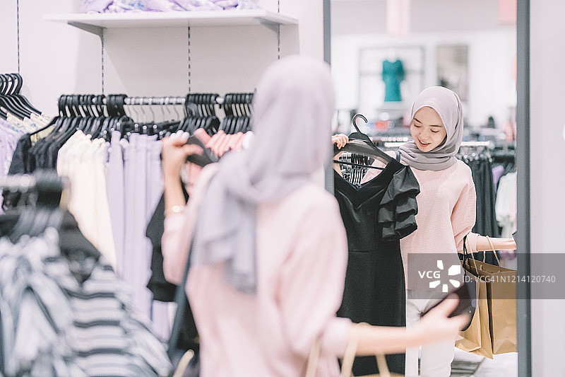 斋月期间购物的亚洲马来穆斯林女性图片素材