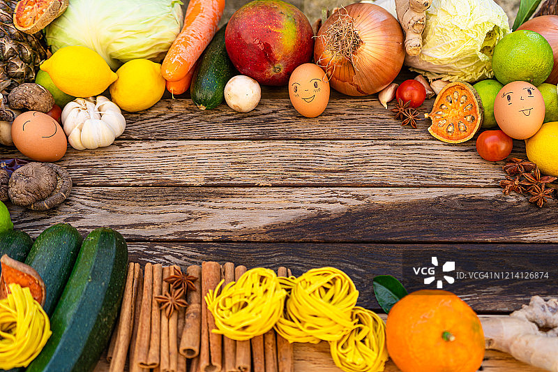 各色蔬菜组合：番茄、鸡蛋、大蒜、柠檬、生菜等健康食材图片素材