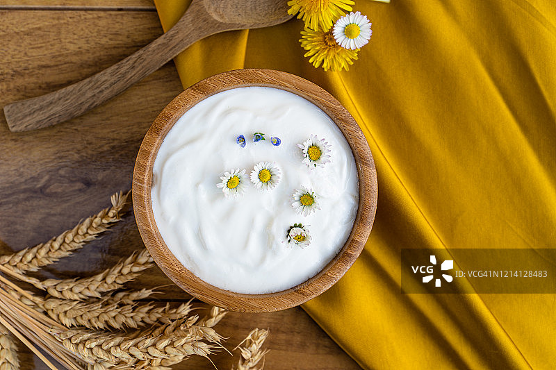 以新鲜希腊酸奶为背景的健康早餐图片素材