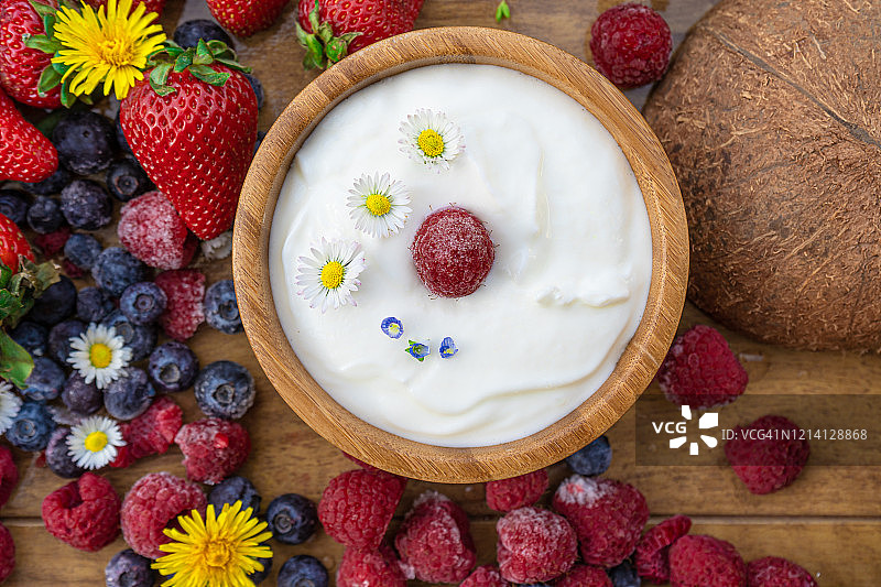以新鲜希腊酸奶为背景的健康早餐图片素材