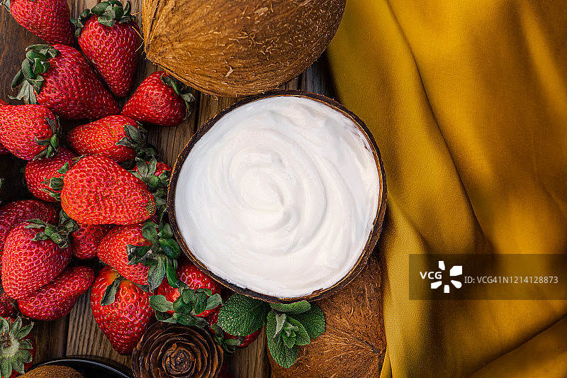 以新鲜希腊酸奶为背景的健康早餐图片素材