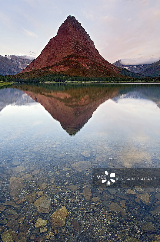 日出时分，格林内尔山倒映在斯威夫特卡伦特湖中图片素材