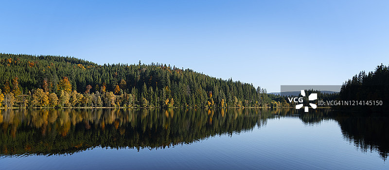 秋天的树木在小湖中的倒影图片素材