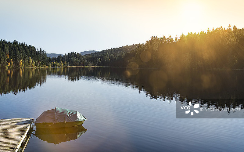 秋天的树木在小湖中的倒影图片素材