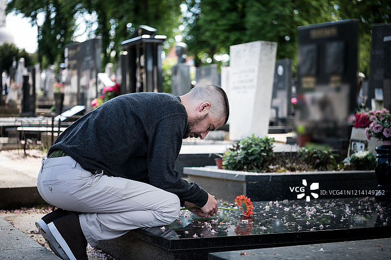 因失去亲人而悲伤的中年男人图片素材