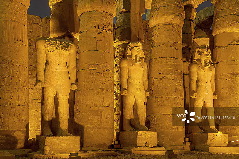 卢克索神庙建筑群内的柱廊和雕像的夜景图片素材