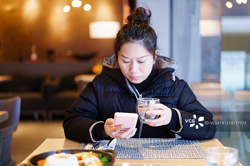 使用智能手机的女人图片素材