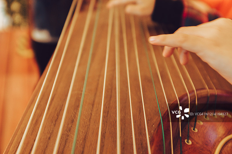 演奏中国传统乐器古筝图片素材