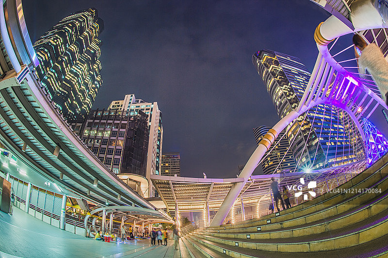 泰国曼谷市中心行人天桥和轻轨站图片素材