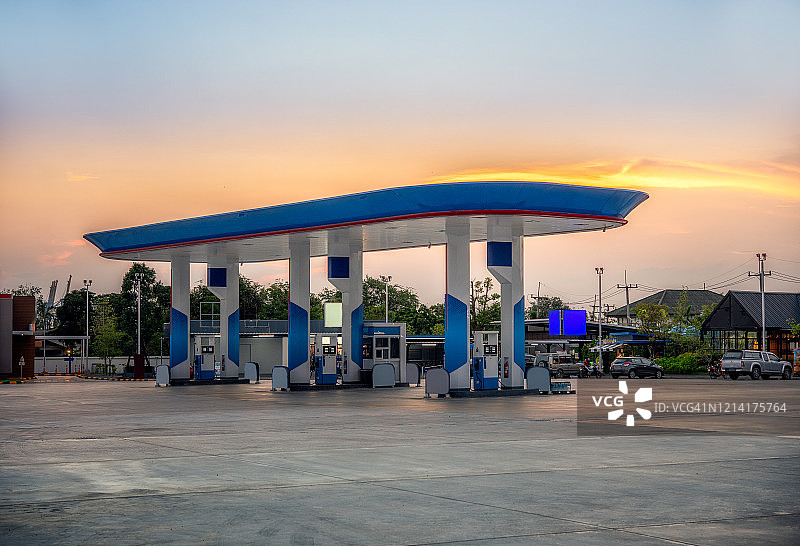 日落时的加油站图片素材