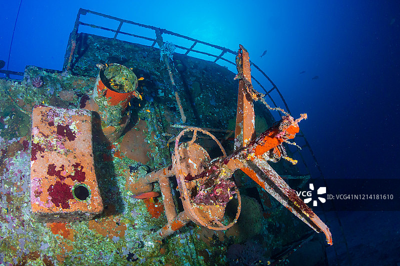 清澈热带海洋中的大型水下沉船（斯米兰群岛）图片素材