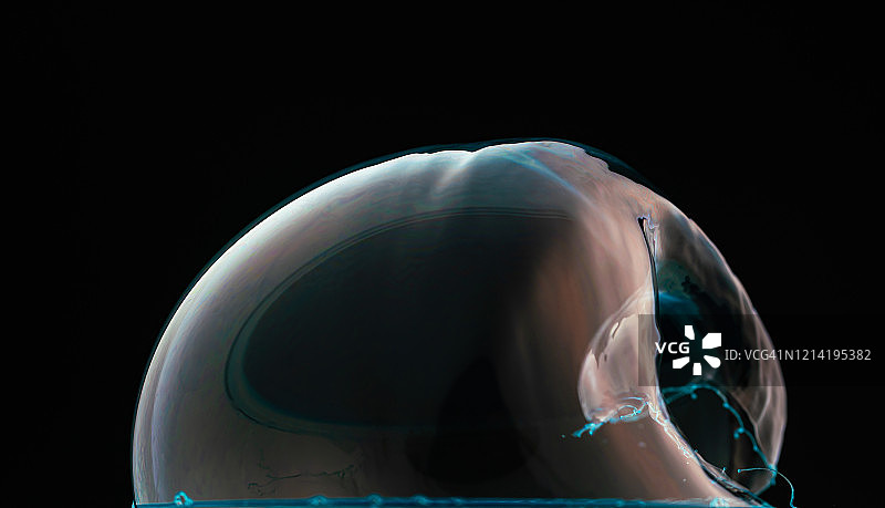 高速同步拍摄的肥皂泡破裂瞬间图片素材