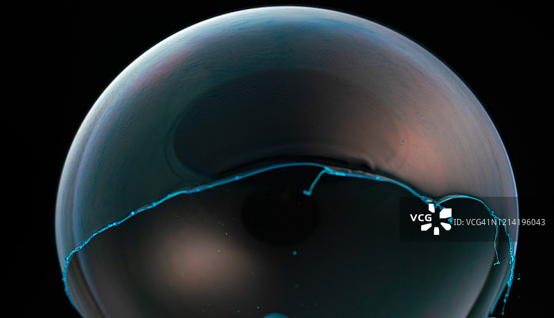 高速同步拍摄的肥皂泡破裂瞬间图片素材