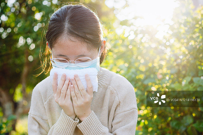 为预防新冠疫情佩戴防护口罩的亚洲家庭图片素材