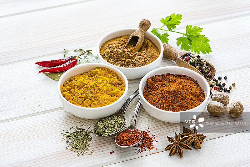 印度美食：白色桌子上的研磨香料图片素材