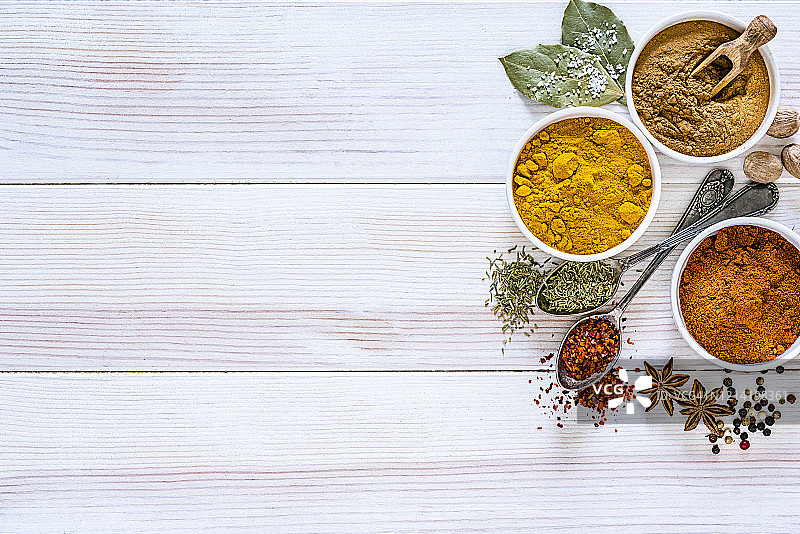 印度美食：白色桌子上的香料粉末，留白图片素材