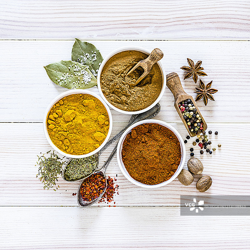 印度美食：白色桌子上的研磨香料图片素材