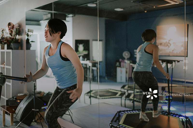 在马来西亚槟城，一位华人女运动员在她的蹦床工作室里图片素材