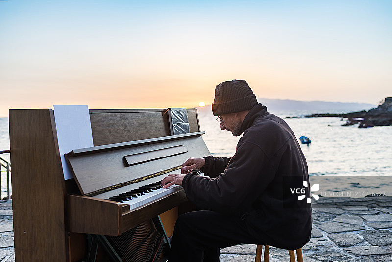 在海边弹钢琴图片素材