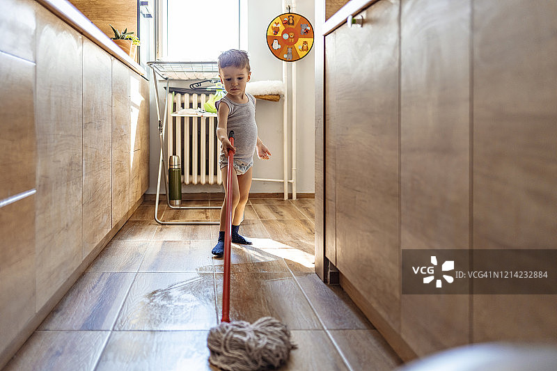 扫地的小男孩图片素材