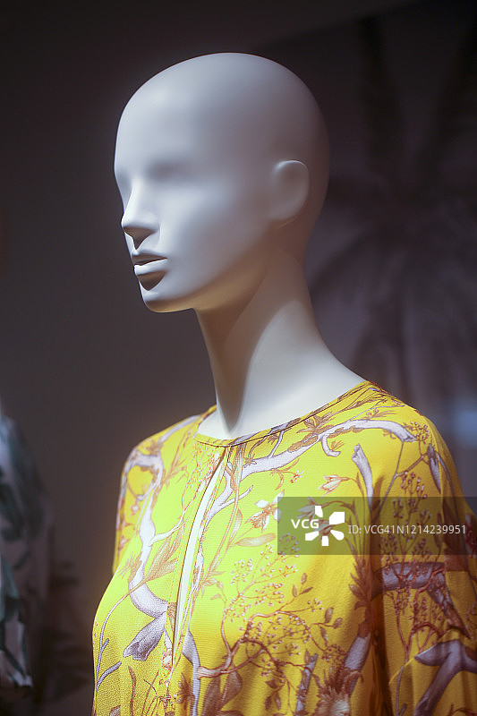 畸形女性人体模型图片素材