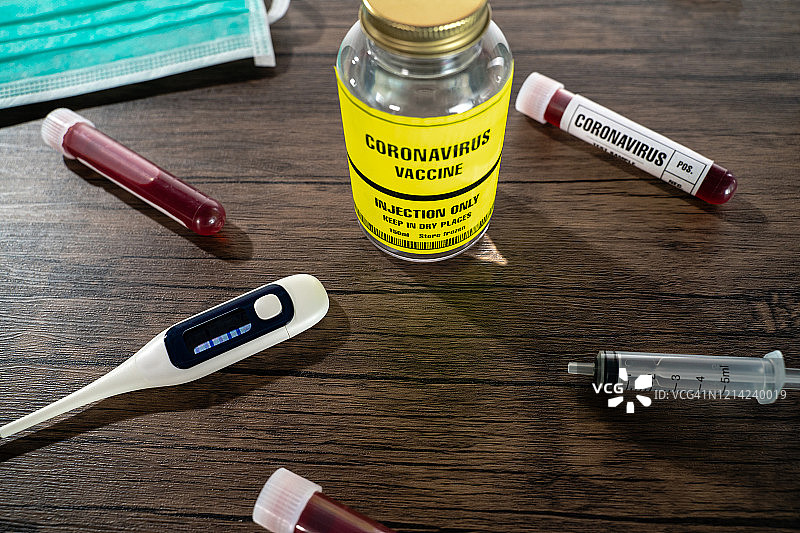 COVID-19（冠状病毒）疫苗瓶、冠状病毒血液测试样本管、注射器和温度计图片素材