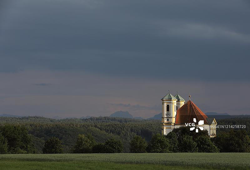德国巴伐利亚州萨尔察赫河谷上方的圣母山教堂，傍晚时分，雷雨氛围图片素材