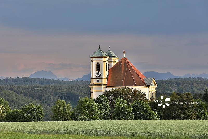 德国巴伐利亚州萨尔察赫河谷上方的圣母山教堂，傍晚时分，雷雨氛围图片素材