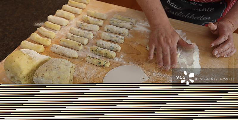 在木板上揉搓土豆面团图片素材