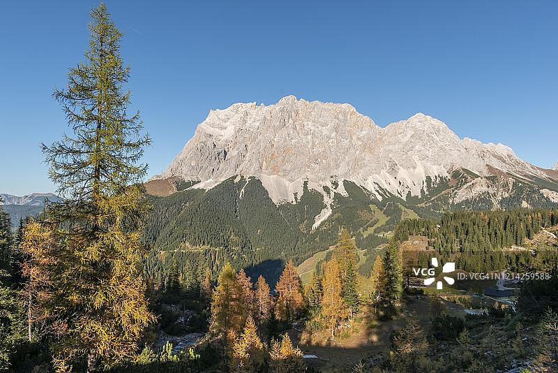 奥地利蒂罗尔埃尔瓦尔德的楚格峰秋景图片素材