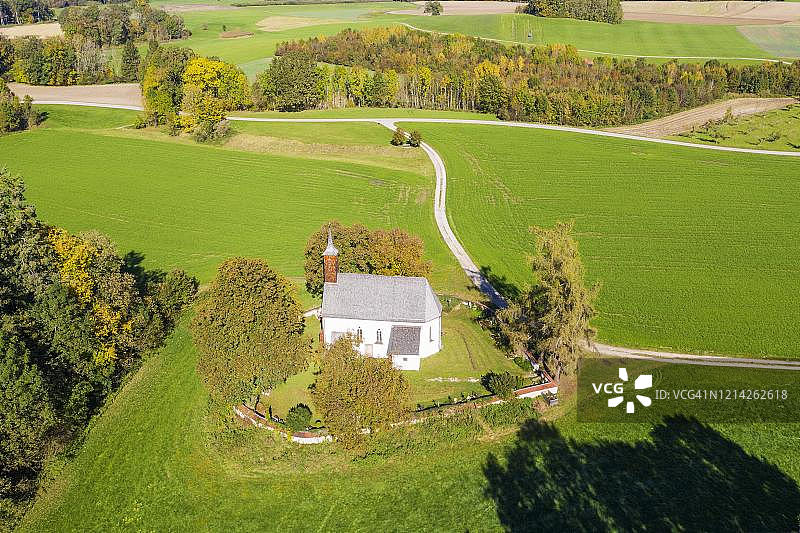 德国巴伐利亚州基明附近基姆高地区的圣约翰教堂航拍图片素材