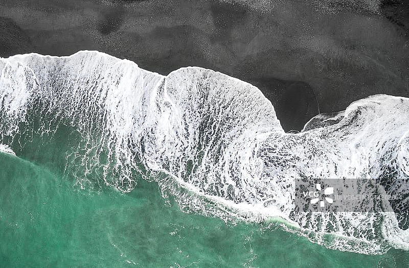 新西兰南岛西海岸碧绿海水黑沙滩航拍海浪图片素材