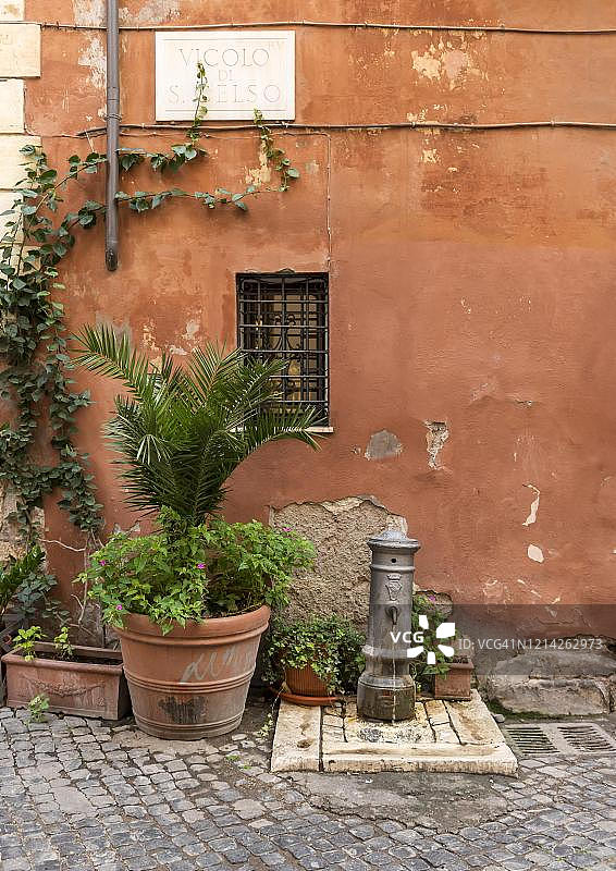 花盆和街头水泵饮水机，意大利罗马图片素材