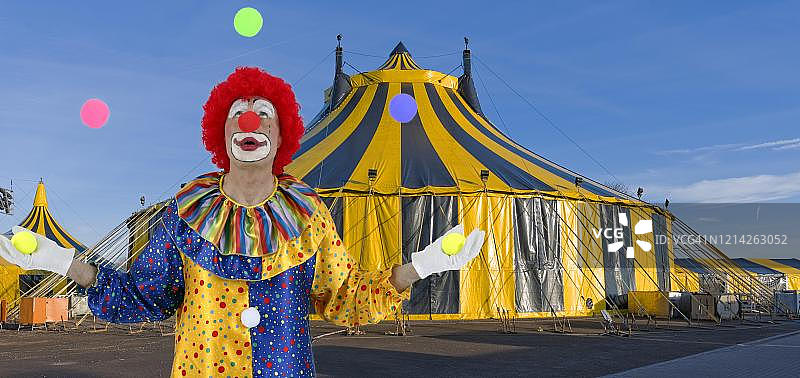 德国马戏团帐篷与小丑杂耍合成图图片素材