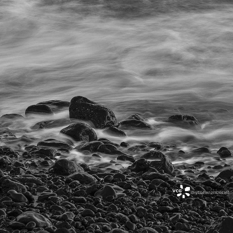 水流冲刷着石头，黑色熔岩沙滩，拉帕尔马，加那利群岛，西班牙图片素材