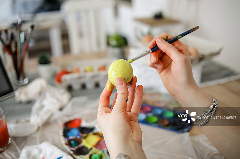 女人在家装饰复活节彩蛋图片素材