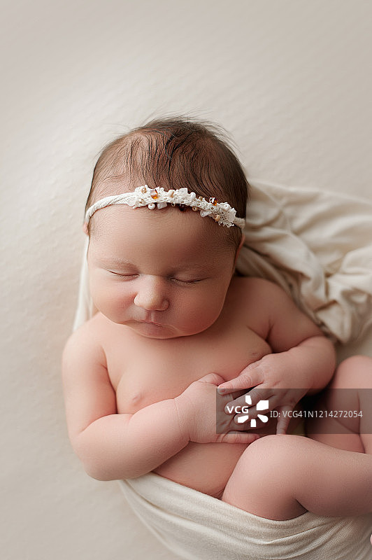 熟睡新生女婴的摄影摆拍图片素材