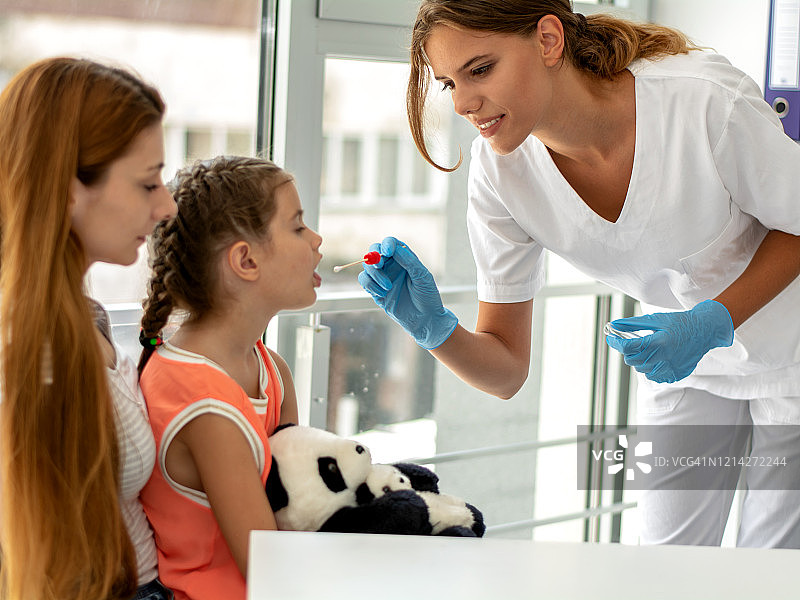 医生正在检测生物样本图片素材
